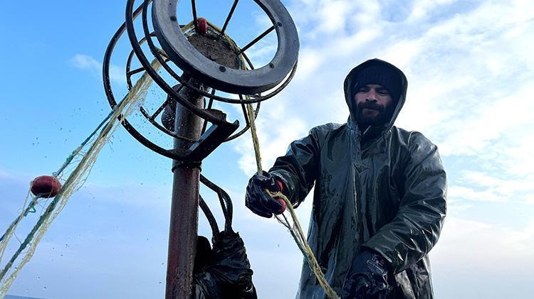 Vanda eksi 13 derecede balıkçılar ekmek peşinde Güneş doğmadan yola çıkıyoruz, döndüğümüz zaman karanlık çöküyor