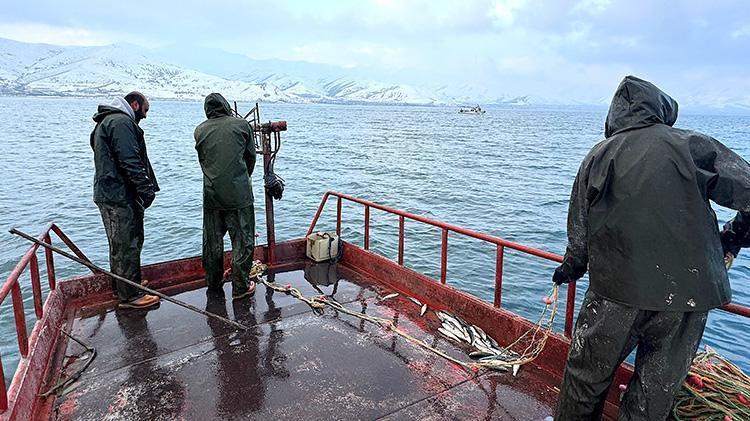 Vanda eksi 13 derecede balıkçılar ekmek peşinde Güneş doğmadan yola çıkıyoruz, döndüğümüz zaman karanlık çöküyor