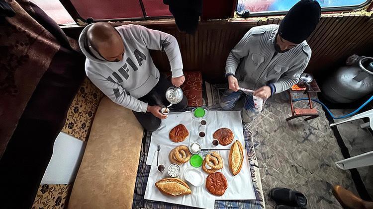 Vanda eksi 13 derecede balıkçılar ekmek peşinde Güneş doğmadan yola çıkıyoruz, döndüğümüz zaman karanlık çöküyor