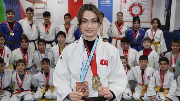 HEDEFİM AVRUPA’DA İSTİKLAL MARŞIMIZI OKUTMAK
