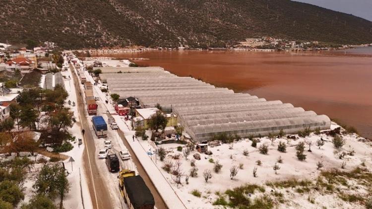 Yollar çöktü, sahil kızıla boyandı Seralarda büyük zarar var