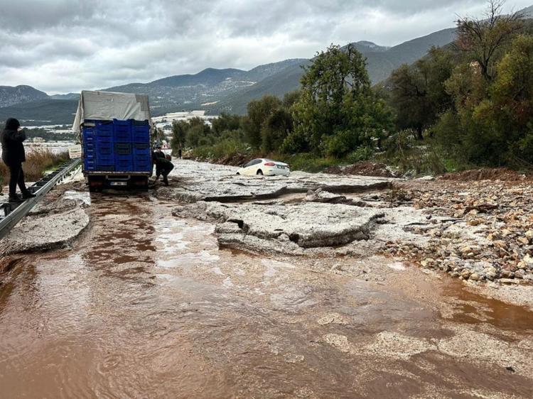 Yollar çöktü, sahil kızıla boyandı Seralarda büyük zarar var