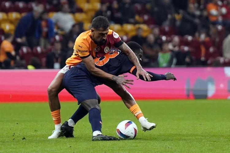 Galatasaraya transferde bir şok daha Dursun Özbek getirecekti, başka takıma imza atıyor