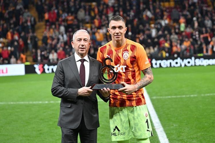 Plaket verildi