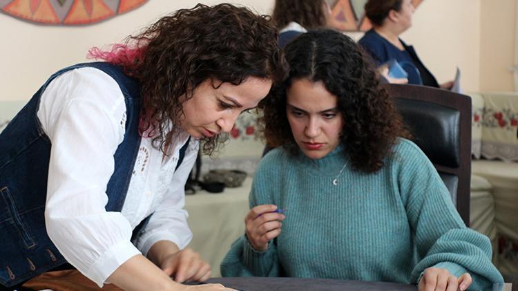 Antalyada atık kumaşlar geri dönüşümle çanta oluyor