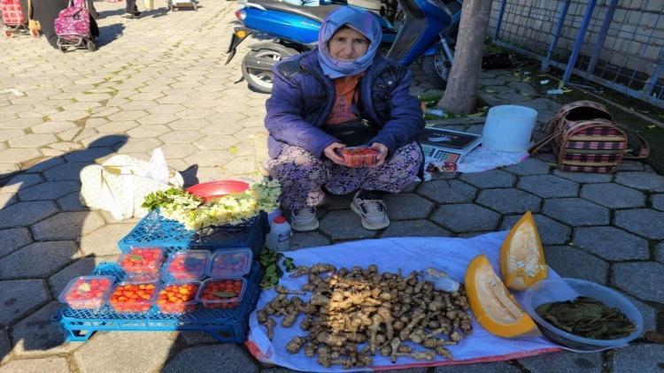 Yaşıtları dedikodu yaparken o dağ çileği satıyor