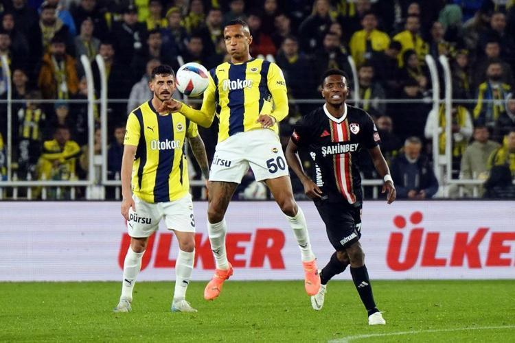 Osayi-Samuel gidiyor, yeni sağ bek belli oldu Ognjen Mimovic ile anlaşma sağlandı