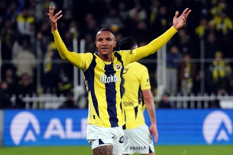 Osayi-Samuel gidiyor, yeni sağ bek belli oldu Ognjen Mimovic ile anlaşma sağlandı