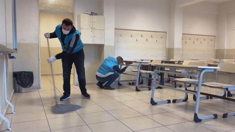 İstanbulda okulların temizliğini yükümlüler yapıyor