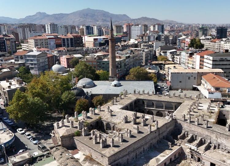 890 yıllık camide inanılmaz keşif 7 tuğla diğerlerinden farklı: Hikayesi gözleri yaşartıyor