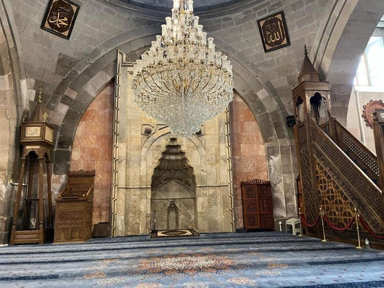 890 yıllık camide inanılmaz keşif 7 tuğla diğerlerinden farklı: Hikayesi gözleri yaşartıyor