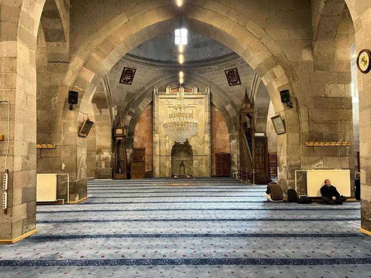 890 yıllık camide inanılmaz keşif 7 tuğla diğerlerinden farklı: Hikayesi gözleri yaşartıyor