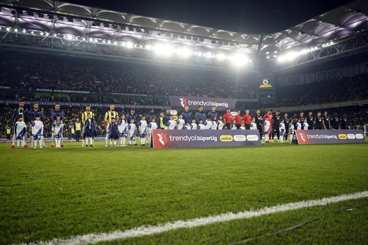 3-2 sonrası Mourinhoyu haşladı: Sezon gidiyor deyip imkanı olsa 10 tane forvetle oynayacaktı