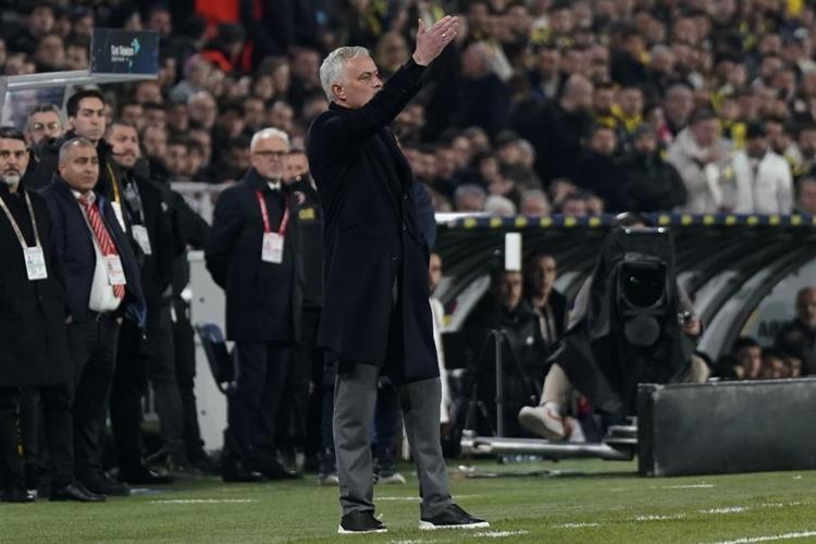 3-2 sonrası Mourinhoyu haşladı: Sezon gidiyor deyip imkanı olsa 10 tane forvetle oynayacaktı