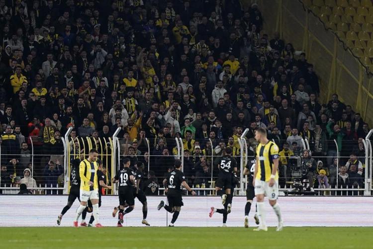 3-2 sonrası Mourinhoyu haşladı: Sezon gidiyor deyip imkanı olsa 10 tane forvetle oynayacaktı