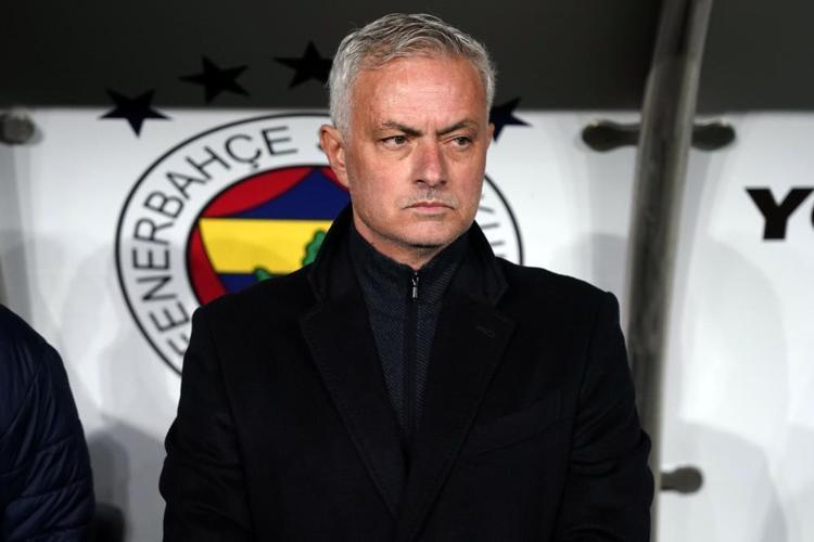 3-2 sonrası Mourinhoyu haşladı: Sezon gidiyor deyip imkanı olsa 10 tane forvetle oynayacaktı