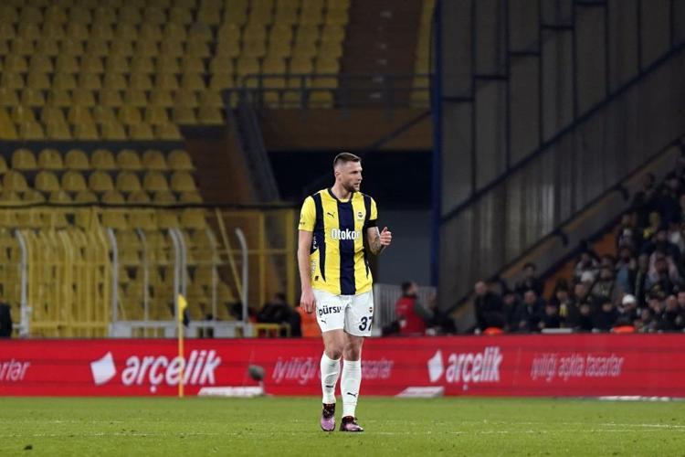 3-2 sonrası Mourinhoyu haşladı: Sezon gidiyor deyip imkanı olsa 10 tane forvetle oynayacaktı