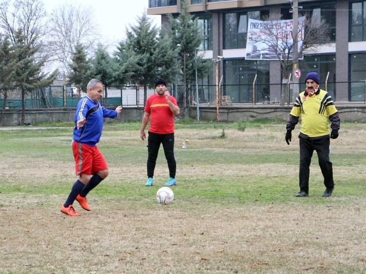 Biri Bağkurlu çoğu SSK emeklisi 40 yıldır her pazar çift kale maç yapıyorlar