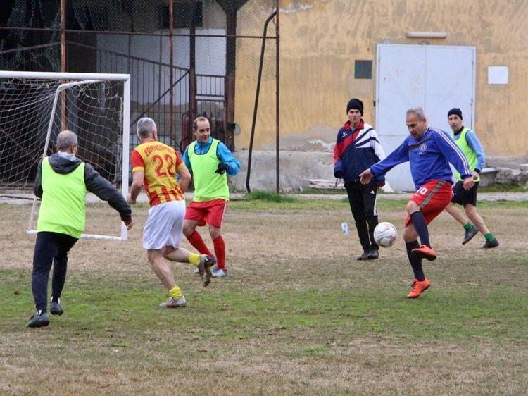 Biri Bağkurlu çoğu SSK emeklisi 40 yıldır her pazar çift kale maç yapıyorlar