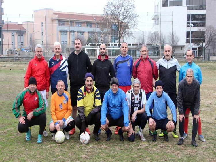 Biri Bağkurlu çoğu SSK emeklisi 40 yıldır her pazar çift kale maç yapıyorlar