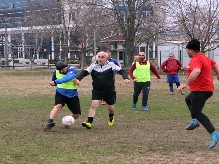 Biri Bağkurlu çoğu SSK emeklisi 40 yıldır her pazar çift kale maç yapıyorlar
