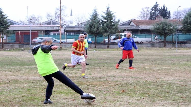 Biri Bağkurlu çoğu SSK emeklisi 40 yıldır her pazar çift kale maç yapıyorlar