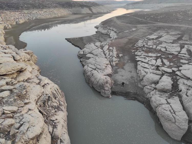 Bir şehirde daha alarm verildi Tedirgin eden görüntü, mezarlar da ortaya çıktı