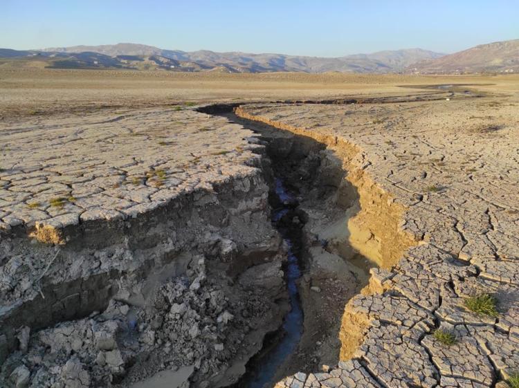 Bir şehirde daha alarm verildi Tedirgin eden görüntü, mezarlar da ortaya çıktı