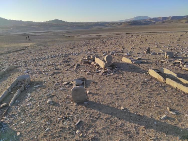 Bir şehirde daha alarm verildi Tedirgin eden görüntü, mezarlar da ortaya çıktı