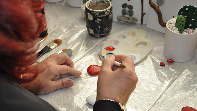 Kızıl peruğuyla umut saçtı 1 yılda yendiği kanser savaşını taşlarla oluşturduğu tablolarla anlatıyor
