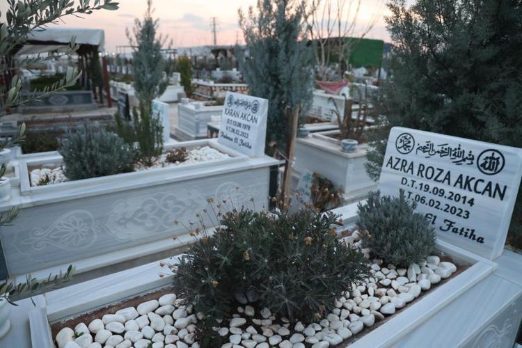 Cenazelerin içinden inşaat tuğlaları çıkartıyordum