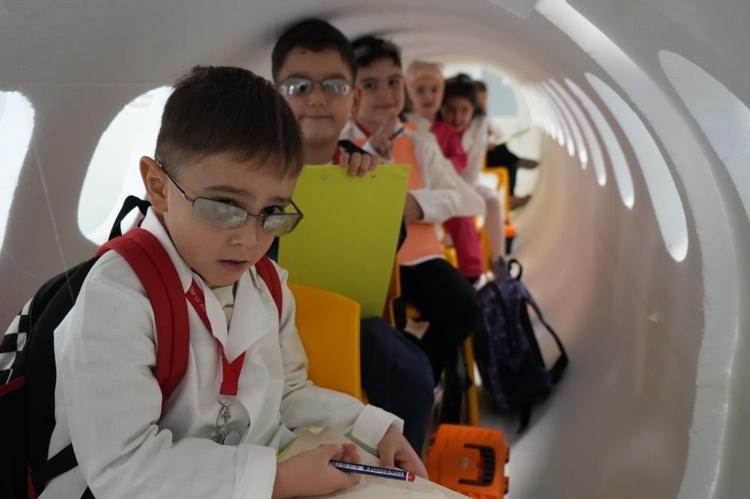 Minikler sağlık çalışanı oldu, dev maket uçakla deprem tatbikatı yaptı