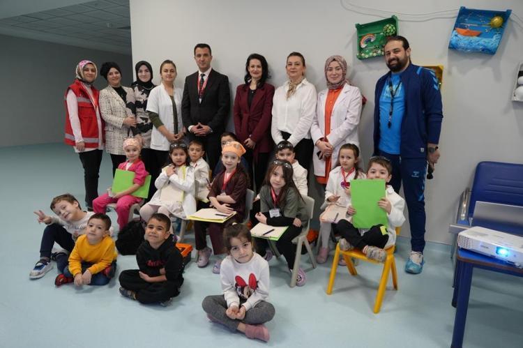 Minikler sağlık çalışanı oldu, dev maket uçakla deprem tatbikatı yaptı