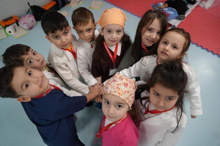 Minikler sağlık çalışanı oldu, dev maket uçakla deprem tatbikatı yaptı