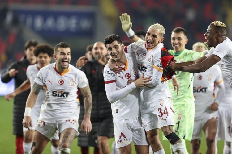 Adana Demirspor neden sahadan çekildi Galatasaray Adana Demirspor maçı neden yarıda kaldı