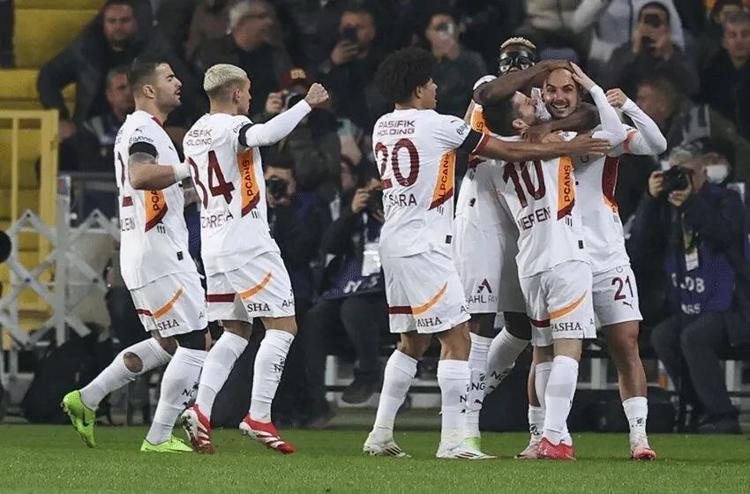 Adana Demirspor neden sahadan çekildi Galatasaray Adana Demirspor maçı neden yarıda kaldı