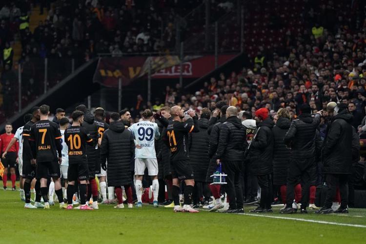 “METİN ÖZTÜRK VE OKAN BURUK’U ŞİDDETLİ ŞEKİLDE KINIYORUZ”