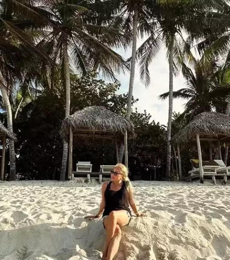 61 yaşındaki Yonca Evcimik bikiniyle poz verdi Kübadan pozlara yorum yağdı