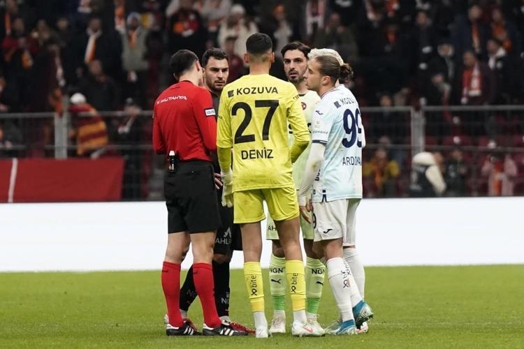 Mertens’in pozisyonu penaltı değil Danimarkalı VAR hakem Oğuzhan Çakıra söylemiş: Karar doğru, devam