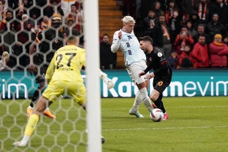 Mertens’in pozisyonu penaltı değil Danimarkalı VAR hakem Oğuzhan Çakıra söylemiş: Karar doğru, devam