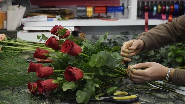 Sevgililer Gününün sembolü kırmızı gülün tanesi 150 lira