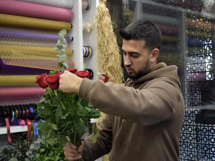 Sevgililer Gününün sembolü kırmızı gülün tanesi 150 lira