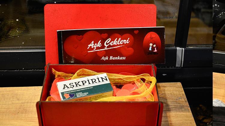 Atsan atılmaz, satsan satılır Eski sevgilinin hediyeleri mezatla satıldı Mersinde kafede bir araya gelen grup görülmemiş bir şey yaptı