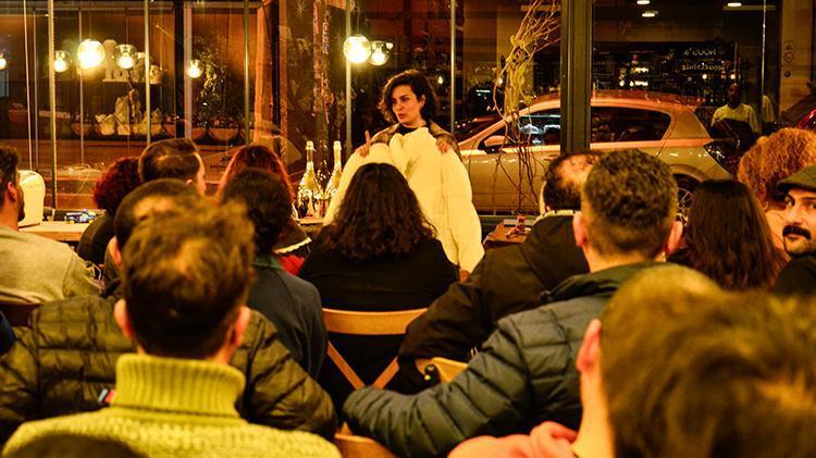 Atsan atılmaz, satsan satılır Eski sevgilinin hediyeleri mezatla satıldı Mersinde kafede bir araya gelen grup görülmemiş bir şey yaptı