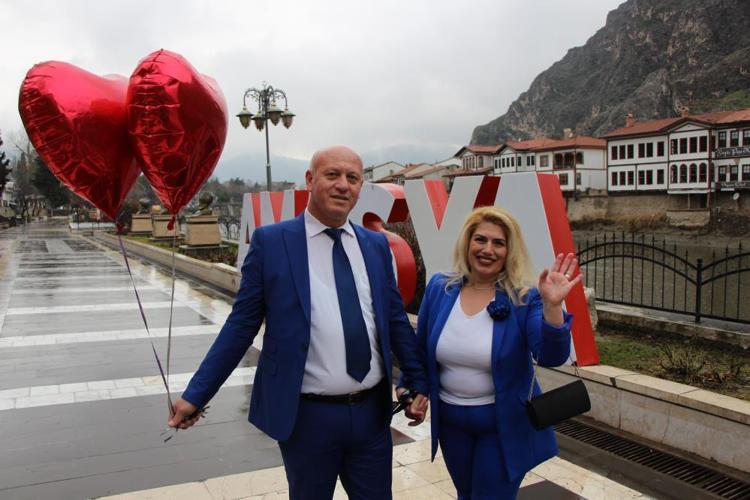 BİR ELMANIN İKİ YARISI GİBİYİZ