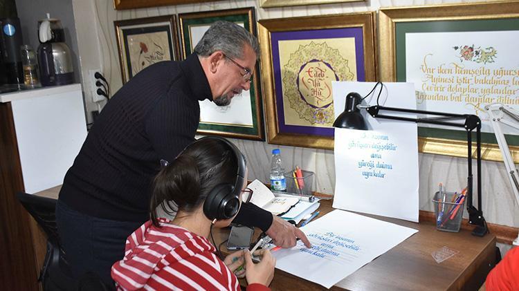 İzmirde emekli astsubay, kaligrafi sanatını yaşatıyor