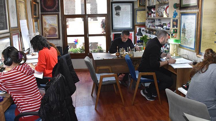 İzmirde emekli astsubay, kaligrafi sanatını yaşatıyor