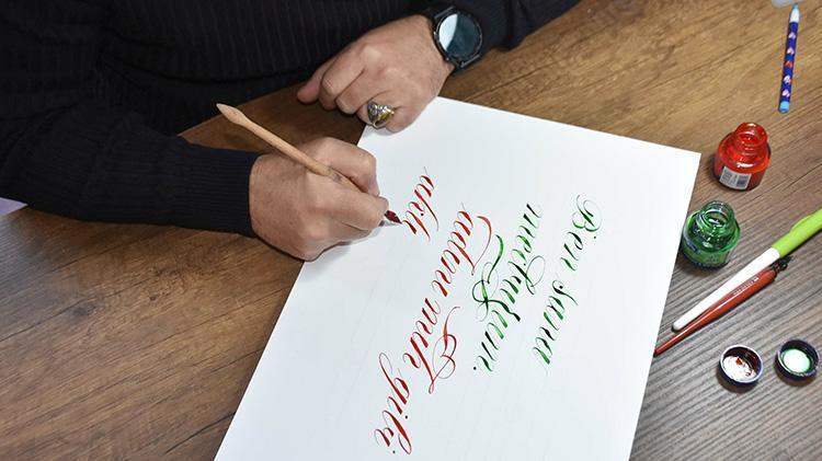 İzmirde emekli astsubay, kaligrafi sanatını yaşatıyor