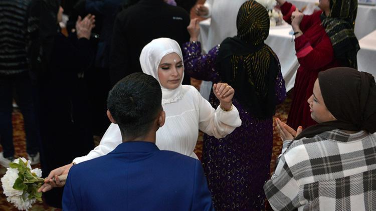 Adanada kadınlar karınları burunlarında, kucaklarında bebekleriyle kendi nikah törenlerine katıldı