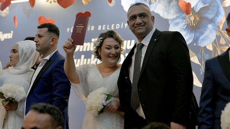 Adanada kadınlar karınları burunlarında, kucaklarında bebekleriyle kendi nikah törenlerine katıldı